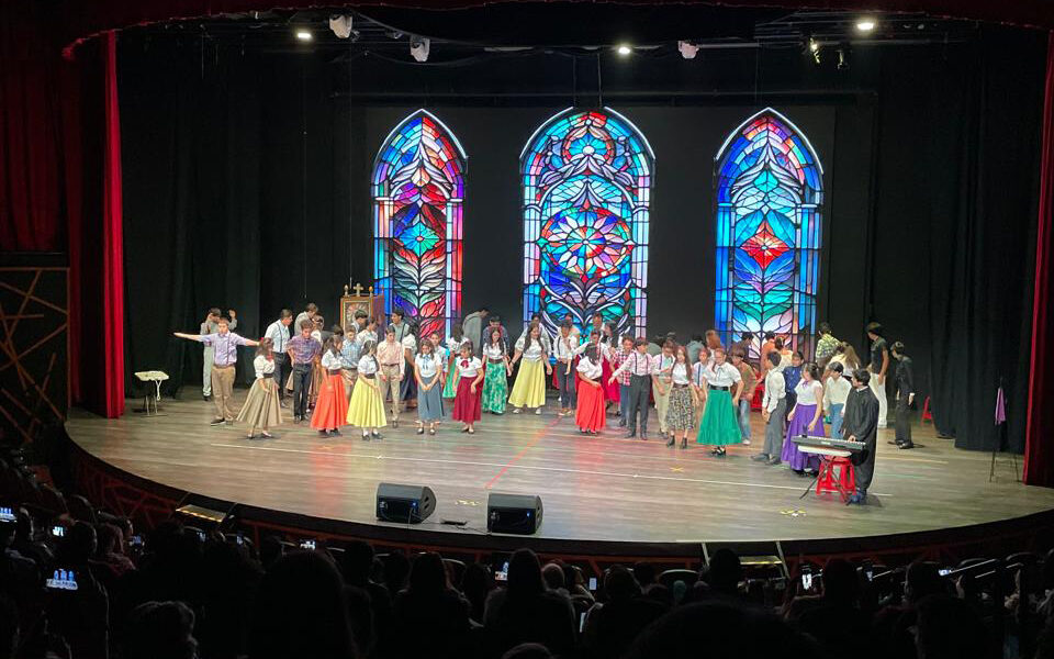 Toda la alegría, colorido y energía de la danza y el teatro, presente en el cierre de actividades 2023-2024